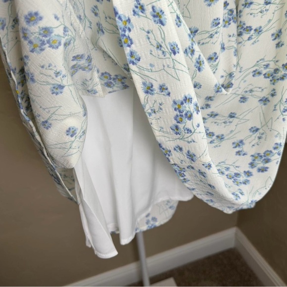 NWOT: Floral Flutter Sleeve Mini Dress Size Small Blue and White - Picture 6 of 8